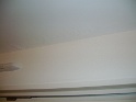 plafond séjour: au dessus de la porte fenêtre coulures de peinture/enduit, voire d'infiltations!