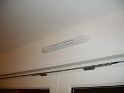 plafond séjour: au dessus de la porte fenêtre coulures de peinture/enduit, voire d'infiltations!