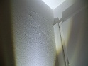 haut de porte d'entrée et cloison de séparation SdB/séjour: traces d'enduit et peinture à revoir (en lumière rasante)