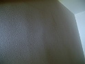 mur du séjour (coté passage) bombé (en lumière rasante)