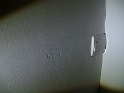 mur du séjour, coté passage: impacts et enduits laissant à désirer (en lumière rasante)