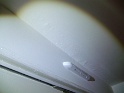 plafond séjour: au dessus de la porte fenêtre coulures de peinture/enduit, voire d'infiltations! (en lumière rasante)