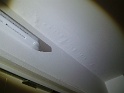 plafond séjour: au dessus de la porte fenêtre coulures de peinture/enduit, voire d'infiltations! (en lumière rasante)
