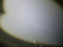 grande chambre: mur et plafond coulures de peinture et traces d'enduit mal taloché  (en lumière rasante)