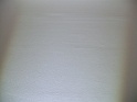 grande chambre: au plafond même bande de couleur différente que dans le séjour, sur toute la largeur de la chambre (en lumière rasante)