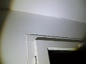 grande chambre: lissage de la cloison et surplus de ... dans la jonction mur/plafond (en lumière rasante)