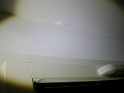 grande chambre: lissage de la cloison, coulures de peinture et surplus de ... dans la jonction mur/plafond (en lumière rasante)