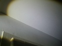 grande chambre: lissage de la cloison/plafond, coulures de peinture dans la jonction mur/plafond (en lumière rasante)