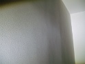 grande chambre: mur bombé (en lumière rasante)