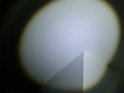 grande chambre: absence de bande calicit entre la cloison et le plafond - peinture du plafond qui s'écaille (en lumière rasante)