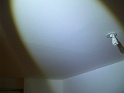 plafond séjour: au milieu de bande plus sombre sur toute la longueur de la pièce (lumière rasante)