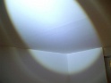 plafond séjour: au milieu de bande plus sombre sur toute la longueur de la pièce (lumière rasante)